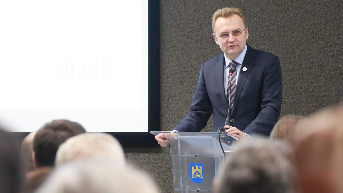 Садовый ответил, каким учителям первыми поднимут зарплату Садовый ответил, каким учителям первыми поднимут зарплату