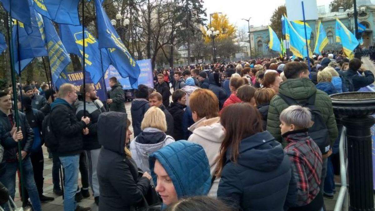 Педагоги массово выходят на акцию протеста Педагоги массово выходят на акцию протеста