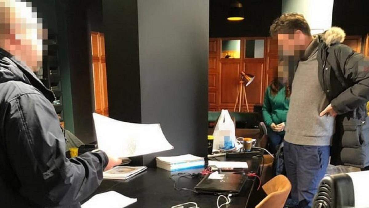 Чиновники присвоили 15 миллионов гривен под предлогом закупки е-учебников Чиновники присвоили 15 миллионов гривен под предлогом закупки е-учебников