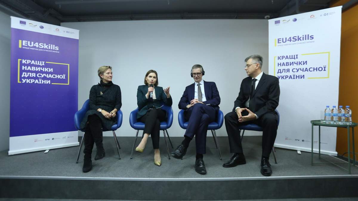 Новосад провела конференцію разом із своїм заступником Новосад провела конференцію разом із своїм заступником