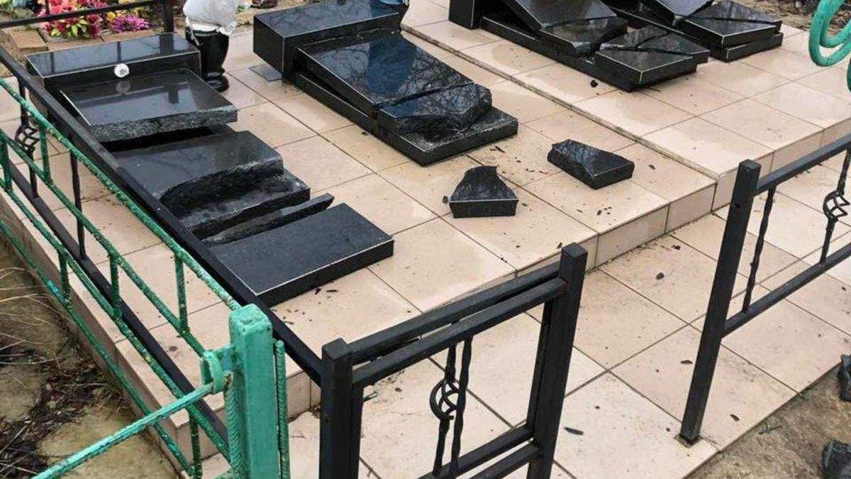Неповнолітні розгромили могили на кладовищі Неповнолітні розгромили могили на кладовищі