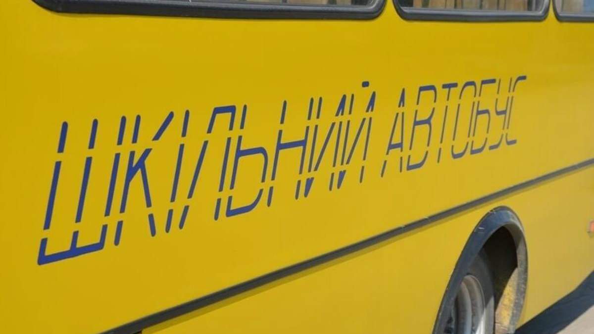 Абітурієнти щтовхають автобус, щоб встигнути на ЗНО Абітурієнти щтовхають автобус, щоб встигнути на ЗНО