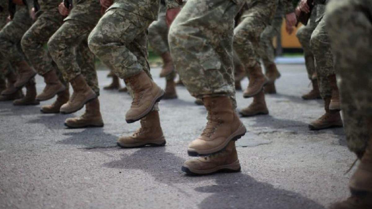 Вступникам масово приходять повістки в армію Вступникам масово приходять повістки в армію