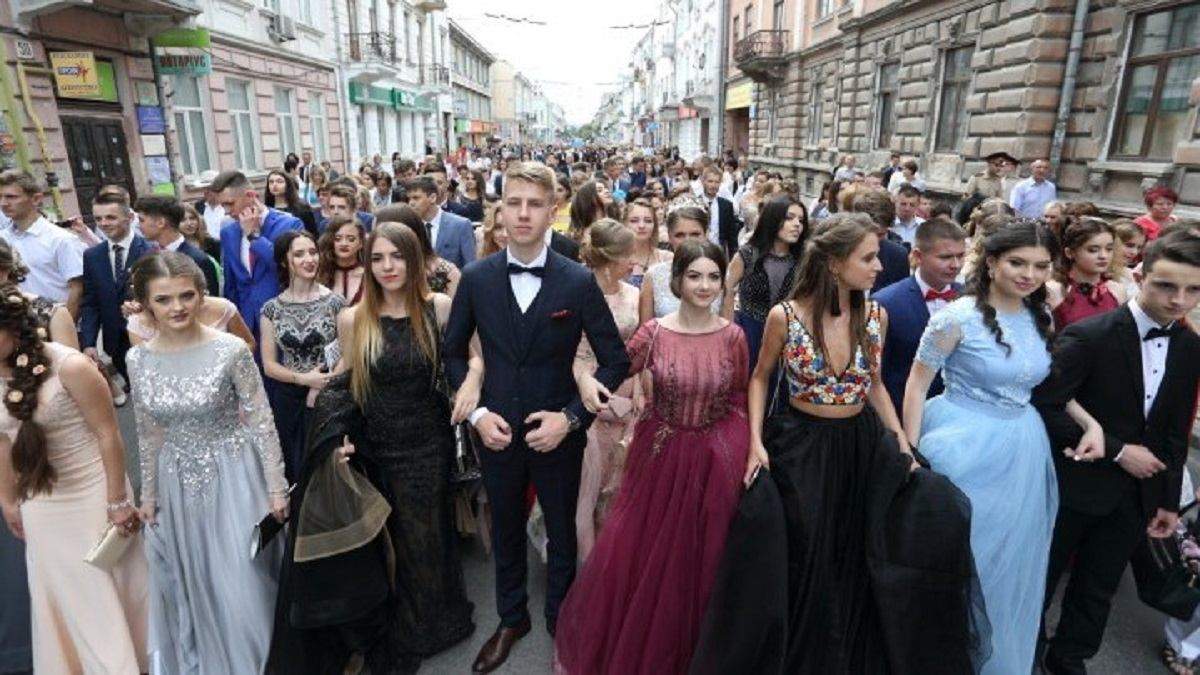 Парад випускників у Тернополі 2020 буде під час карантину Парад випускників у Тернополі 2020 буде під час карантину