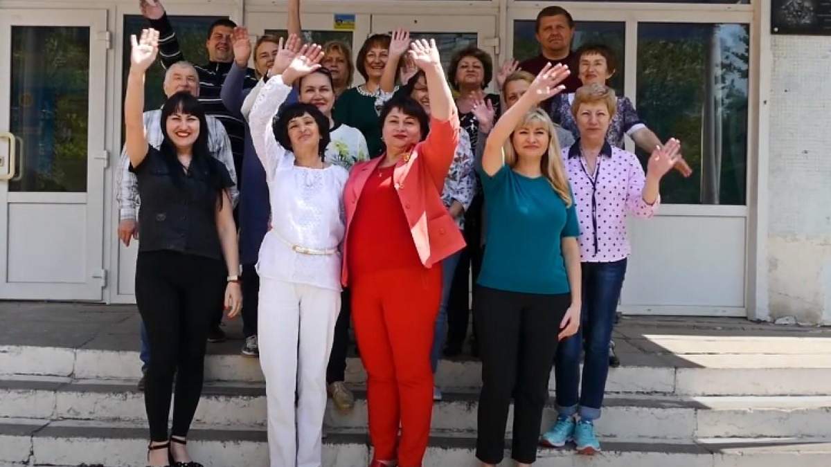 Вчителі та батьки привітали учнів із закінченням школи: відео Вчителі та батьки привітали учнів із закінченням школи: відео