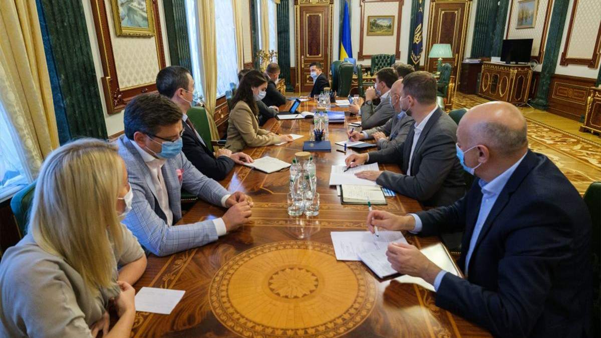 Кабмин хочет чтобы маски в школы закупали за средства местных бюджетов Кабмин хочет чтобы маски в школы закупали за средства местных бюджетов