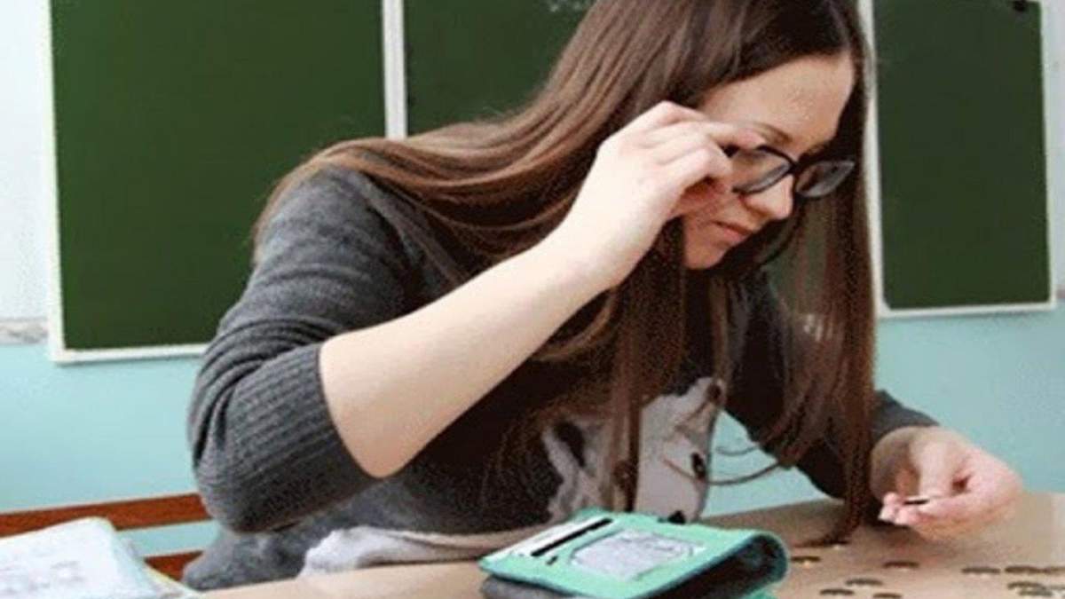 Уряд хоче призупинити підвищення зарплат вчителів до 2022 року Уряд хоче призупинити підвищення зарплат вчителів до 2022 року