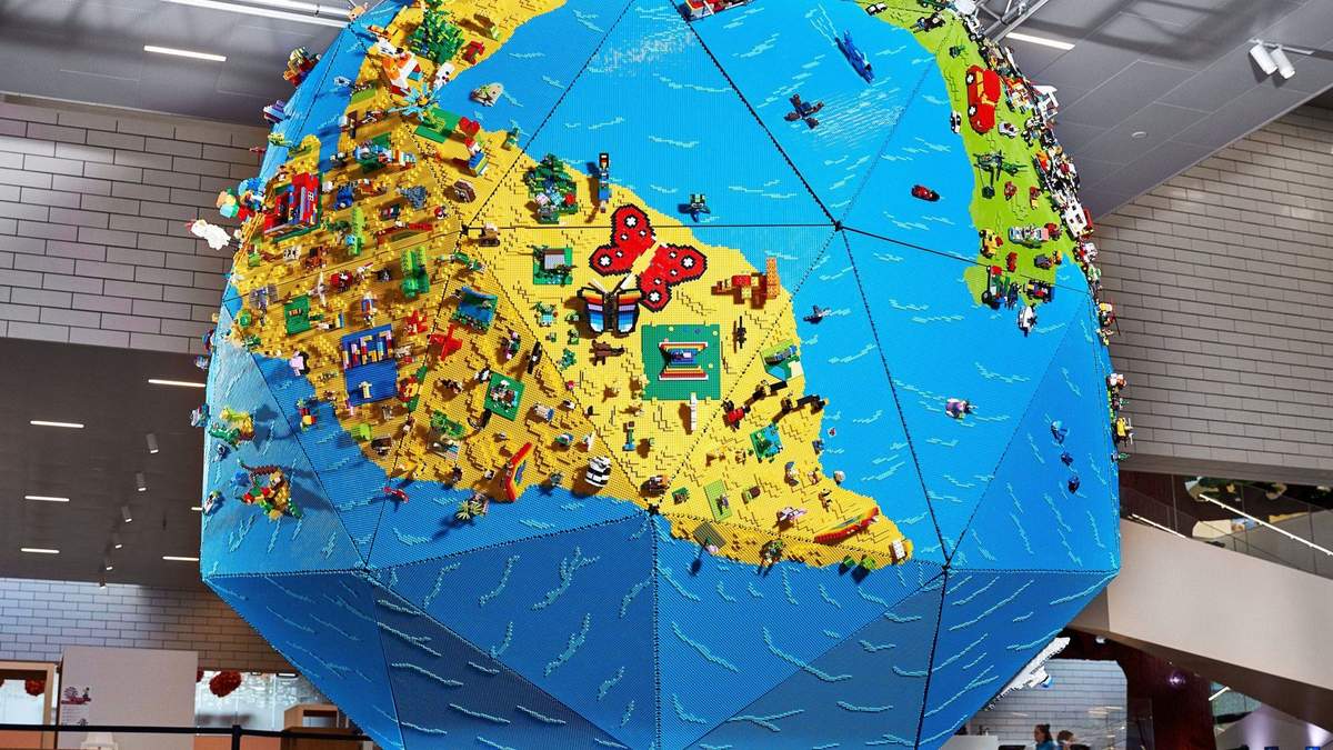 LEGO представили четырехметровый глобус, который создали дети: фото LEGO представили четырехметровый глобус, который создали дети: фото