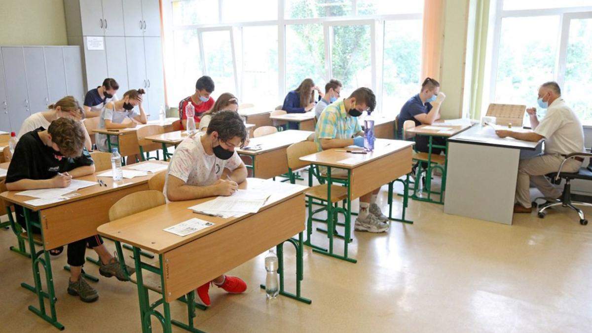 Несмотря на красную зону, школы Франковска не будут прерывать обучение и осенних каникул здесь не будет Несмотря на красную зону, школы Франковска не будут прерывать обучение и осенних каникул здесь не будет