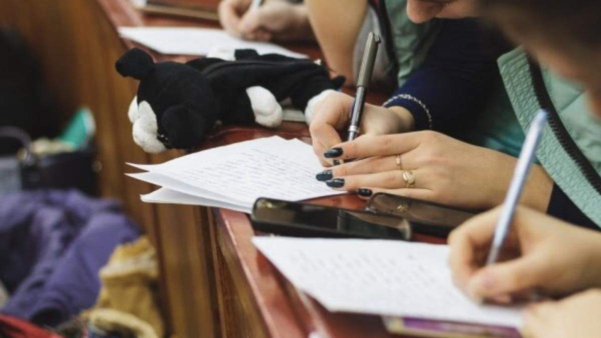 Радіодиктант 2020: хто з політиків та відомих діячів долучився Радіодиктант 2020: хто з політиків та відомих діячів долучився