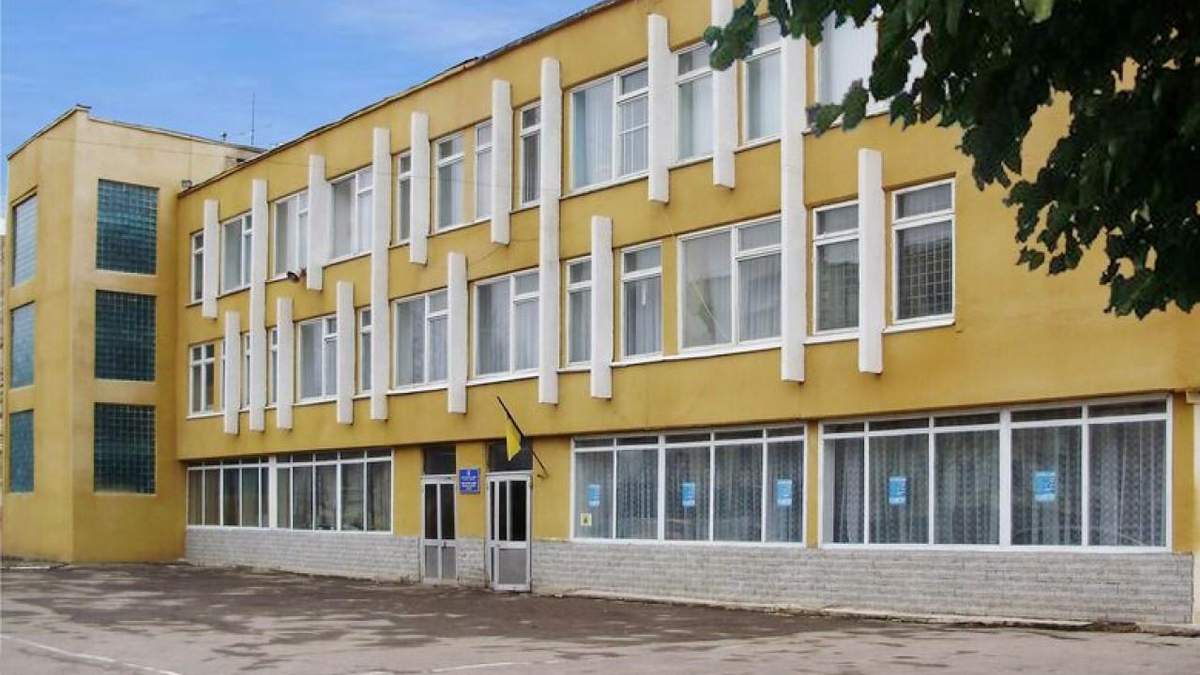 На Рівненщині учні захищають вчителя, який змушував їх присідати На Рівненщині учні захищають вчителя, який змушував їх присідати