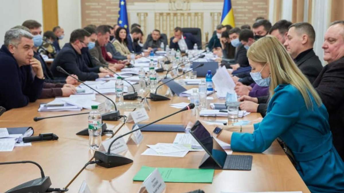 Денег на образование в бюджете не добавили, но перераспределили Денег на образование в бюджете не добавили, но перераспределили