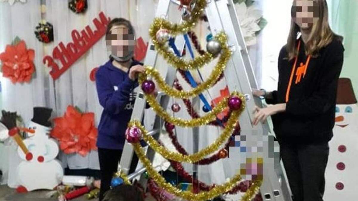 У школі на Сумщині встановили новорічну драбину У школі на Сумщині встановили новорічну драбину