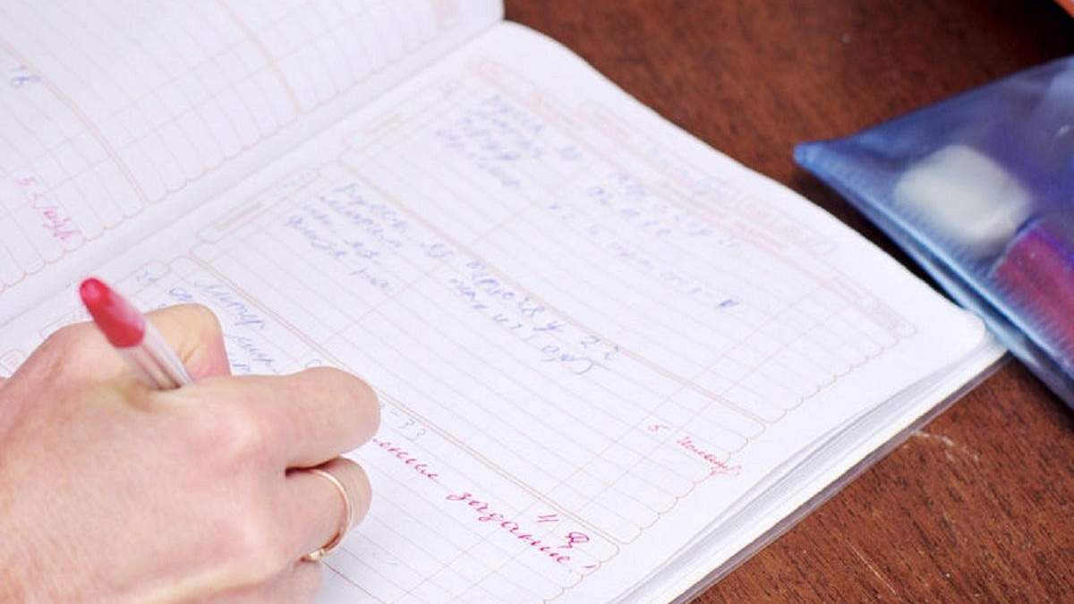 У школах з'являться електронні журнали і щоденники: що відомо У школах з'являться електронні журнали і щоденники: що відомо