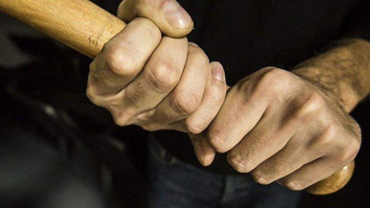 У Росії електрик побив шестикласника на уроці палицею: відео У Росії електрик побив шестикласника на уроці палицею: відео