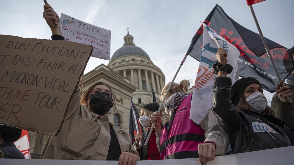 Протесты студентов во Франции: требуют вернуть очное обучение – фото Протесты студентов во Франции: требуют вернуть очное обучение – фото
