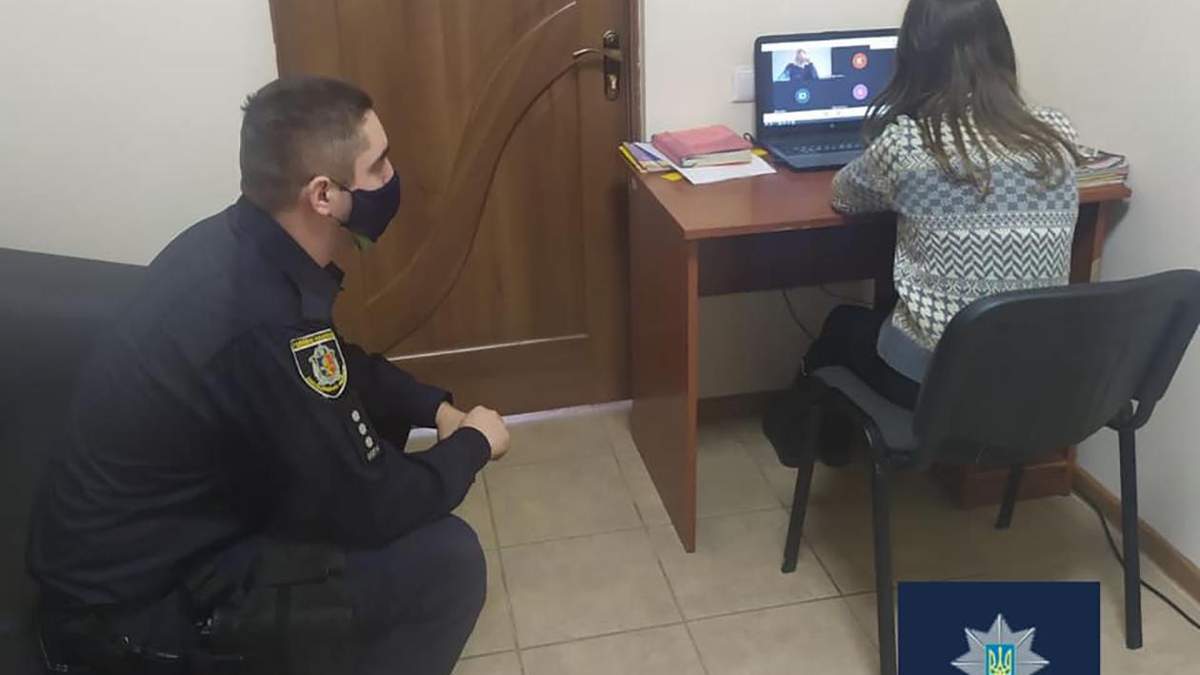 Офицер организовал онлайн-обучения для школьницы в отделении полиции Офицер организовал онлайн-обучения для школьницы в отделении полиции