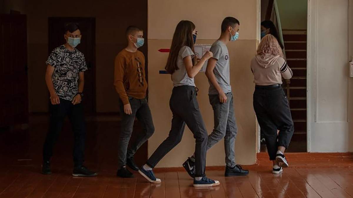 В школе на Буковине обнаружили химический запах: учеников эвакуировали В школе на Буковине обнаружили химический запах: учеников эвакуировали