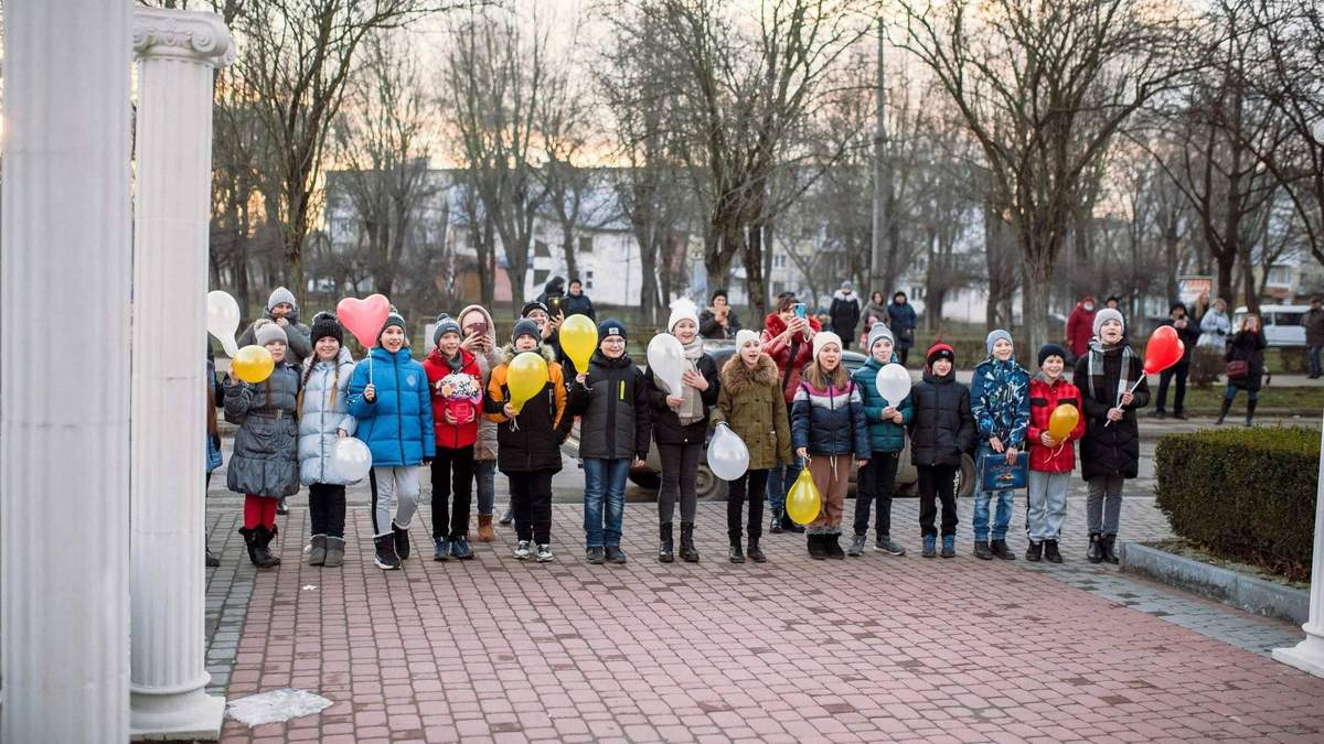 Ученики удивили любимую учительницу, поздравив ее в день свадьбы: фото Ученики удивили любимую учительницу, поздравив ее в день свадьбы: фото