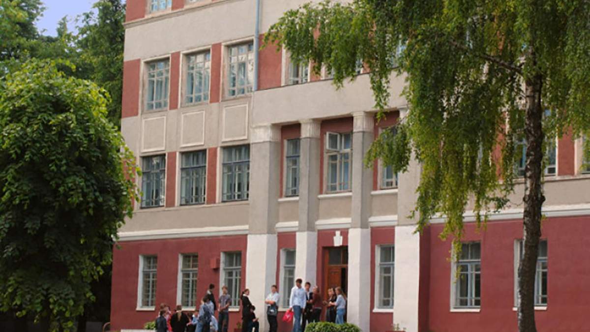 У Вінниці під час святкової лінійки помер дідусь - Новини Вінниці - Освіта У Вінниці під час святкової лінійки помер дідусь - Новини Вінниці - Освіта