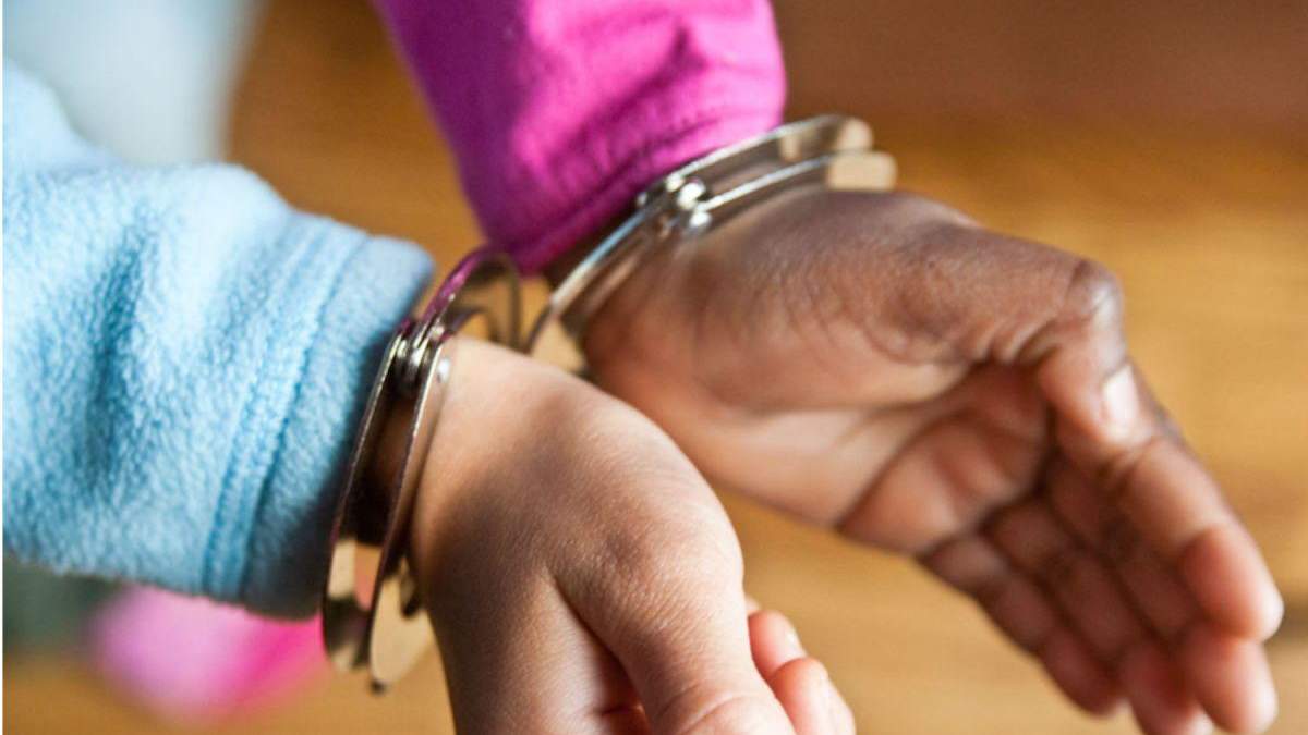 На Гаваях затримали та надягли наручники на 10-річну школярку за карикатуру на іншого учня - Освіта