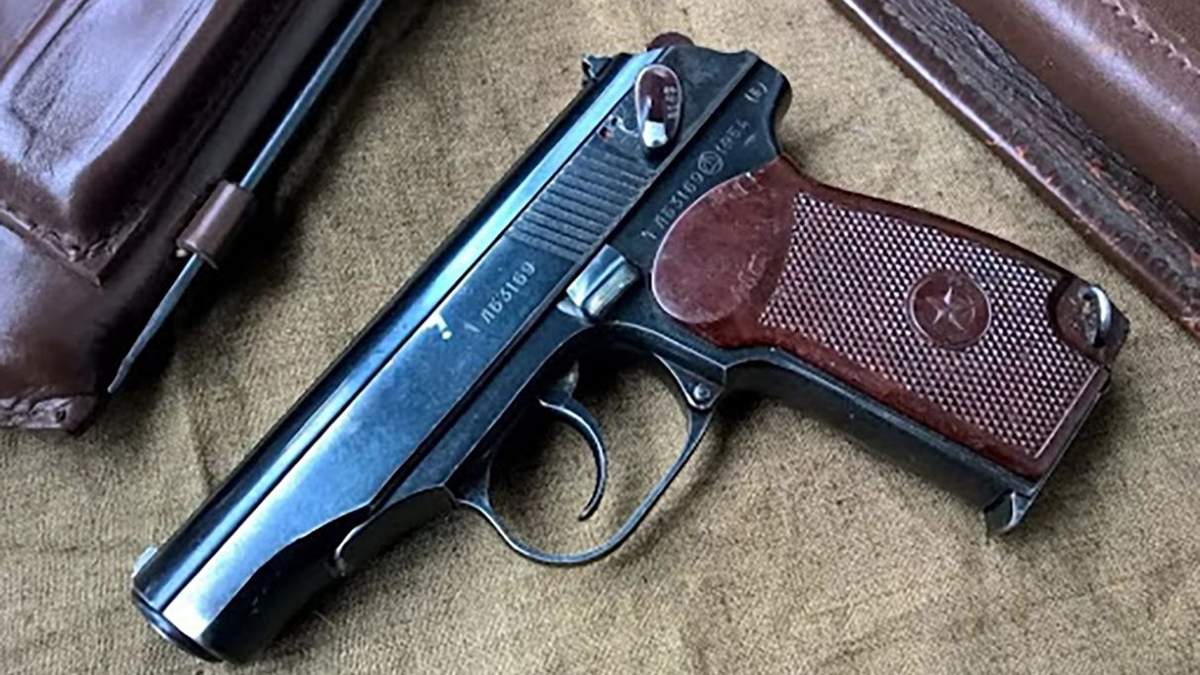 Чтобы дети стреляли: в Кривом Роге родители купили пистолет Макарова для школы
