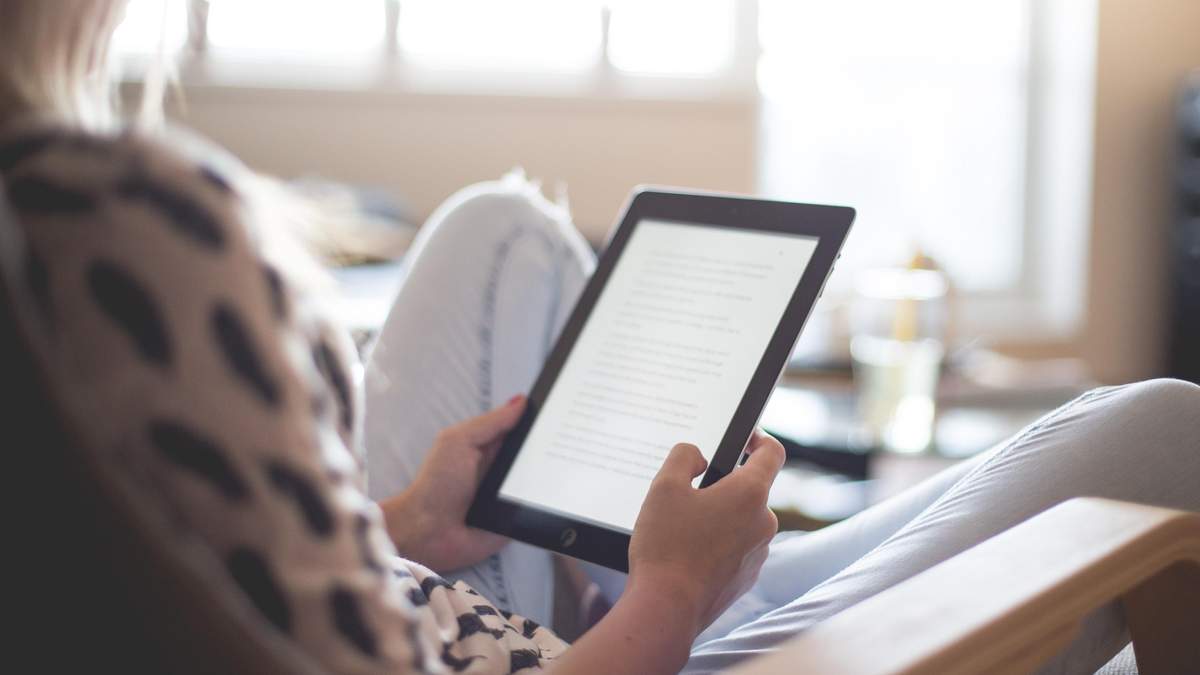 Почему современные подростки не читают и топ-5 книг, которые их точно заинтересуют: советы