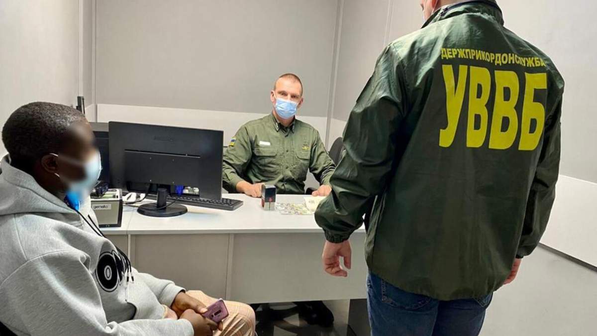 Іноземний студент пропонував хабар прикордонникам