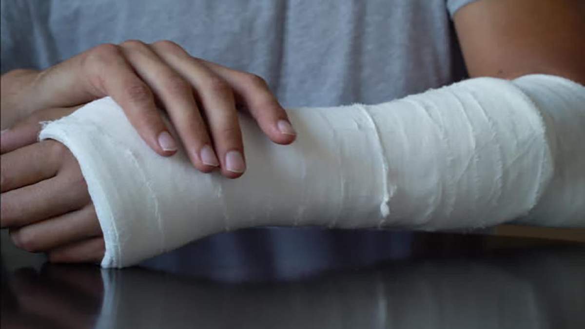 Приклали холодну рибу: учениця на уроці фізкультури зламала руку у двох місцях - Україна новини - Освіта