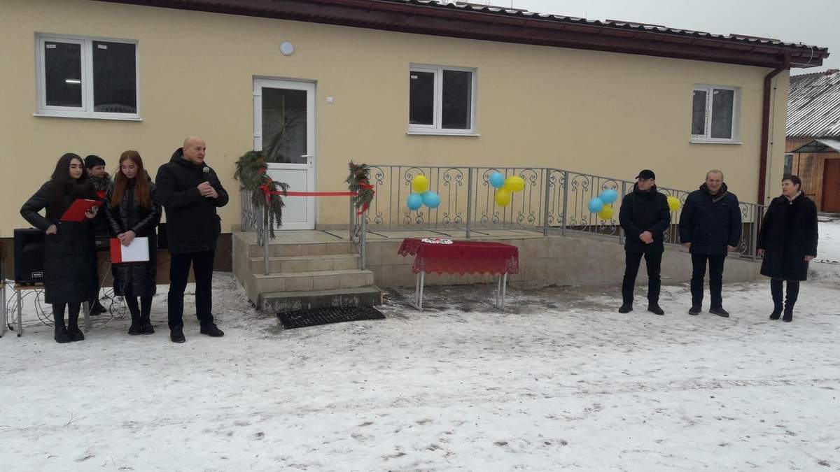 С шариками и красной лентой: в Ровненской области торжественно открыли школьный туалет – фото