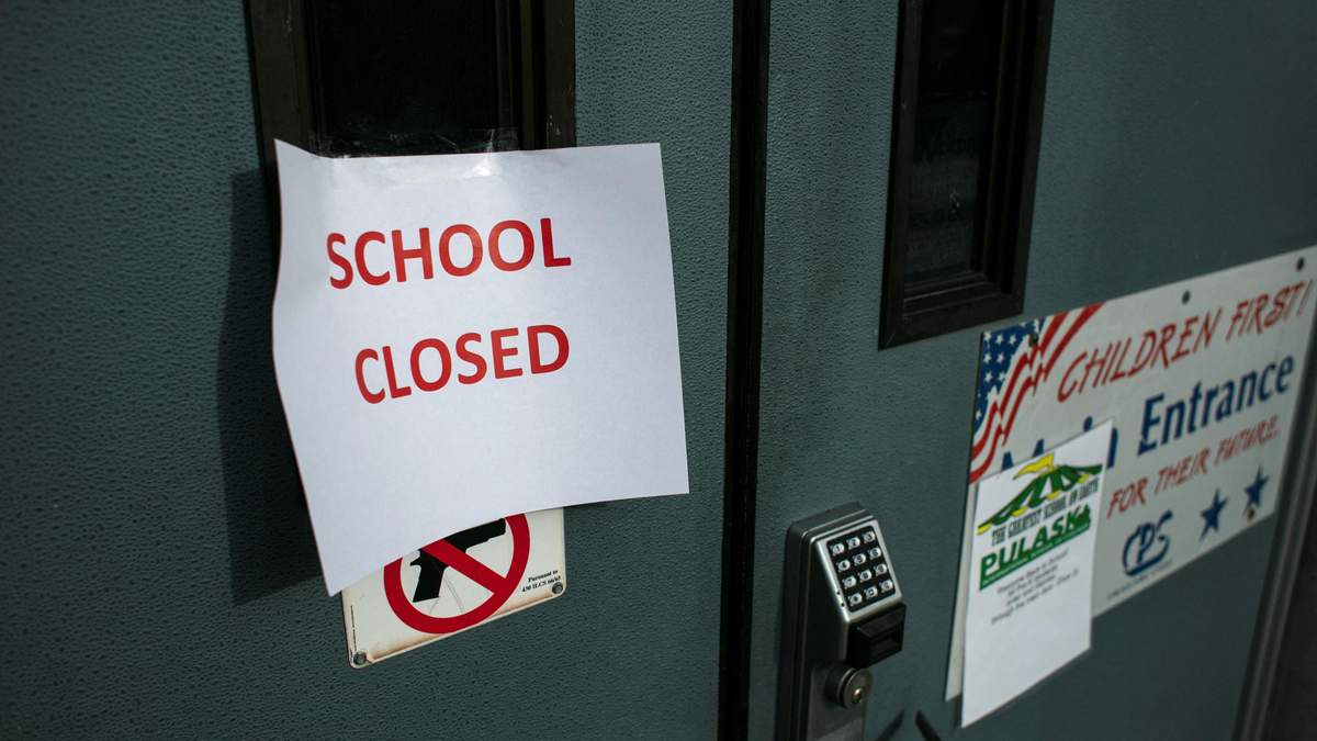 Вчителі хотіли дистанційку, але влада скасувала уроки: у Чикаго закрили школи через суперечки - Освіта