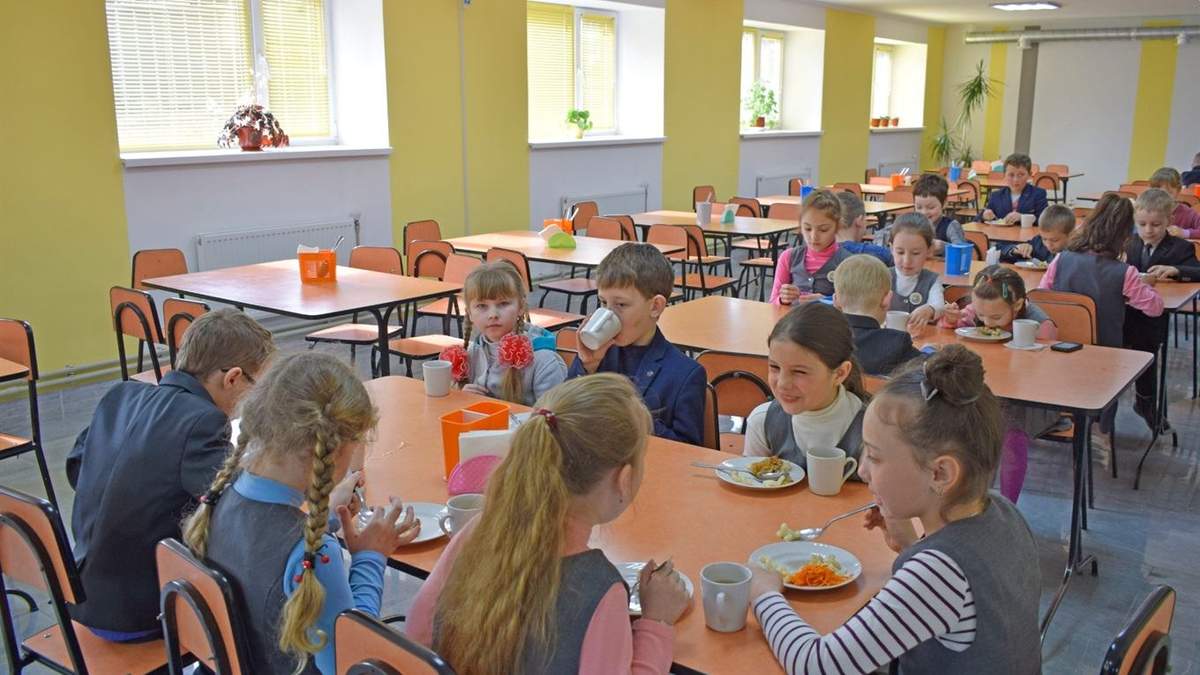 В школах на Львовщине детей-льготников кормят другими блюдами, чем остальных учеников: фото
