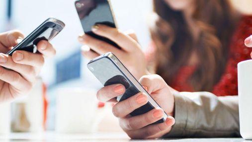 Діти і смартфони: чи варто в школах заборонити використання телефонів