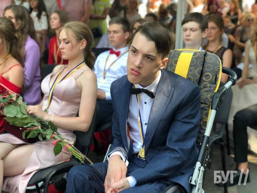 Выпускник с Волыни с тяжелым диагнозом ДЦП получил золотую медаль Выпускник с Волыни с тяжелым диагнозом ДЦП получил золотую медаль