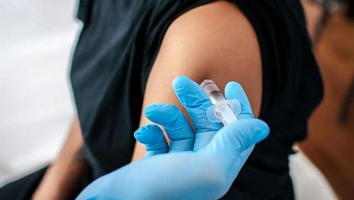 Пункти щеплення у школах: уряд доручив регіонам забезпечити вакцинацію вчителів на місцях