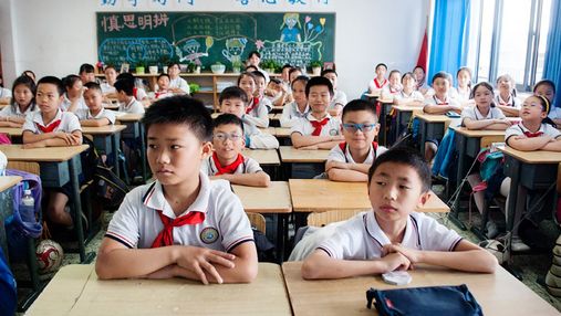 У Китаї почали чіпувати форму школярів: навіщо це роблять