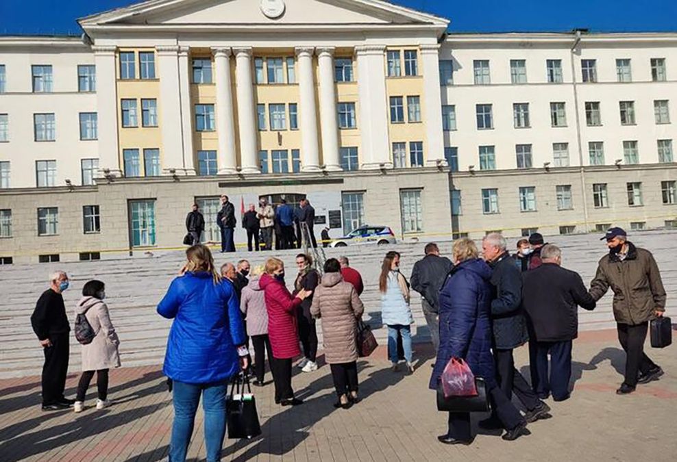 У Білорусі повідомили про мінування вишів та шкіл: поліція евакуювала студентів та учнів - новини Білорусь - Освіта У Білорусі повідомили про мінування вишів та шкіл: поліція евакуювала студентів та учнів - новини Білорусь - Освіта