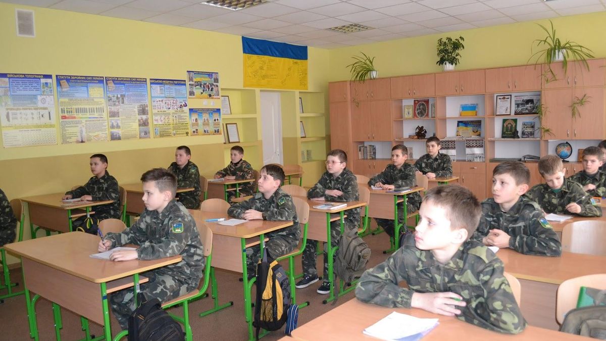 Лазерний тренажер та пневматичні гвинтівки: як тепер вивчатимуть "Захист України" у школах - Україна новини - Освіта