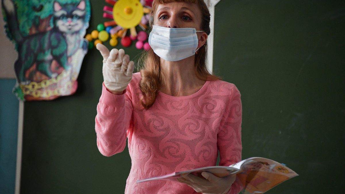 Три області мають найбільше вакцинованих вчителів: нові дані МОН - Україна новини - Освіта
