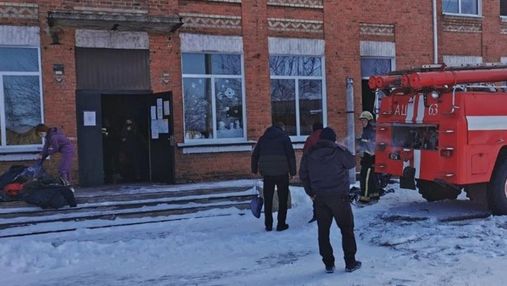В школе на Харьковщине загорелась одежда в раздевалке: учеников и учителей эвакуировали