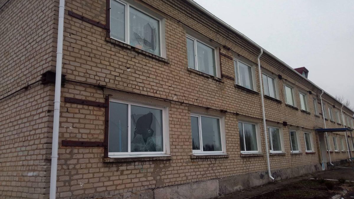 Снаряд попал во двор, учеников эвакуировали в подвалы: боевики обстреляли школу на Луганщине
