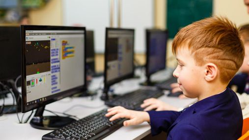 Скільки шкіл в Україні мають швидкісний інтернет та користуються е-журналом: статистика