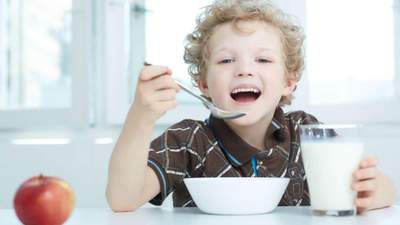 Добавили подсолнечное масло и безлактозное молоко: правительство изменило нормы питания в школах