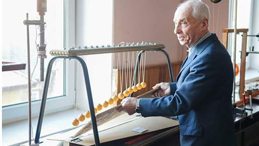 82-летний физик демонстрирует студентам невероятные эксперименты в Черкассах: фото, видео