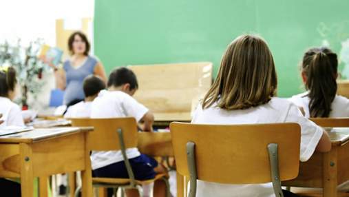 Сокращенный день и подарки: родители возмущаются тем, как в школах празднуют День учителя